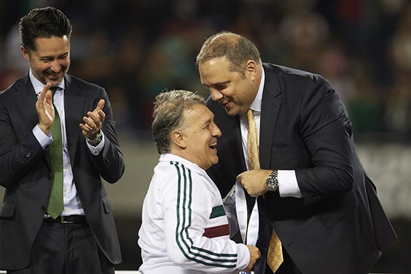 Víctor Montagliani  junto al Tata Martino