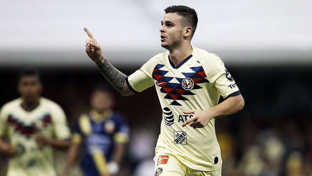 Nicolás Benedetti festeja un gol con América