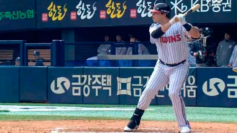 Roberto Ramos, en un turno al bat con LG Twins