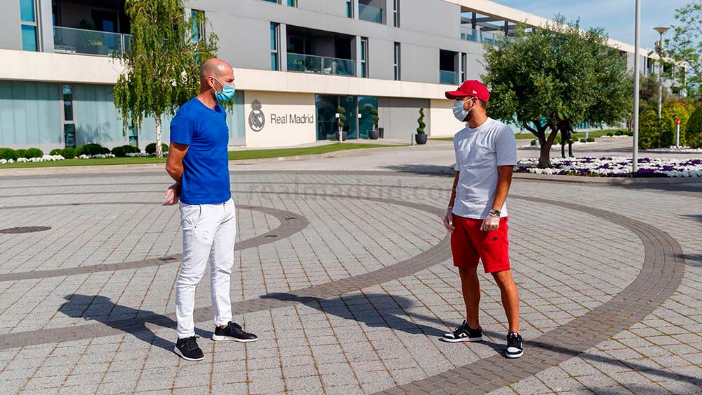 Zinedine Zidane charló con sus jugadores a la distancia