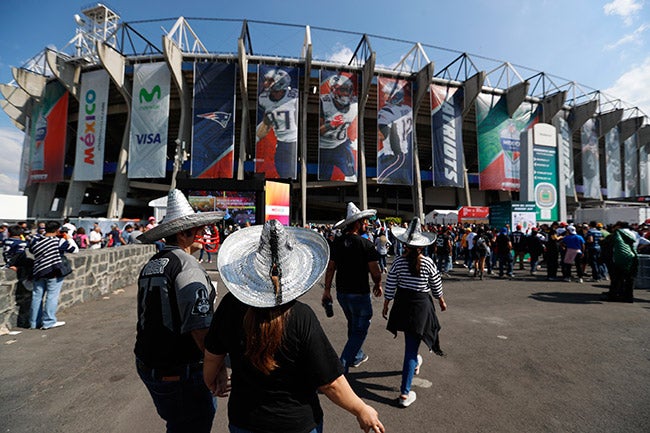 Aficionados de la NFL en las afueras del Estadio Azteca