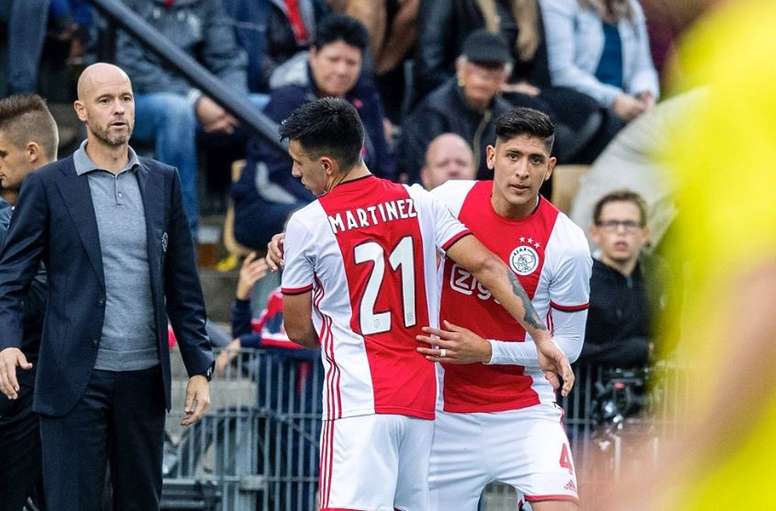 Lisandro y Edson se abrazan durante un cambio del Ajax