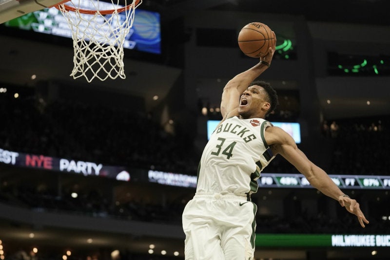 Una clavada de Antetokounmpo