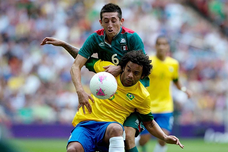 Herrera pelea un balón con Marcelo en la Final de Londres 2012