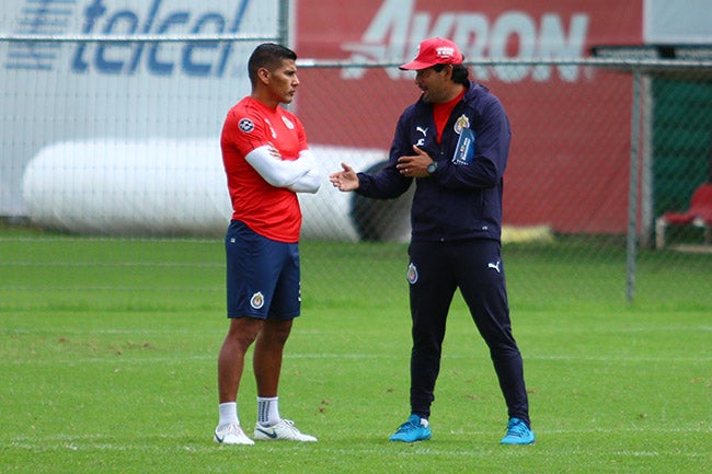 Salcido platica con Cardozo en un entrenamiento de Chivas