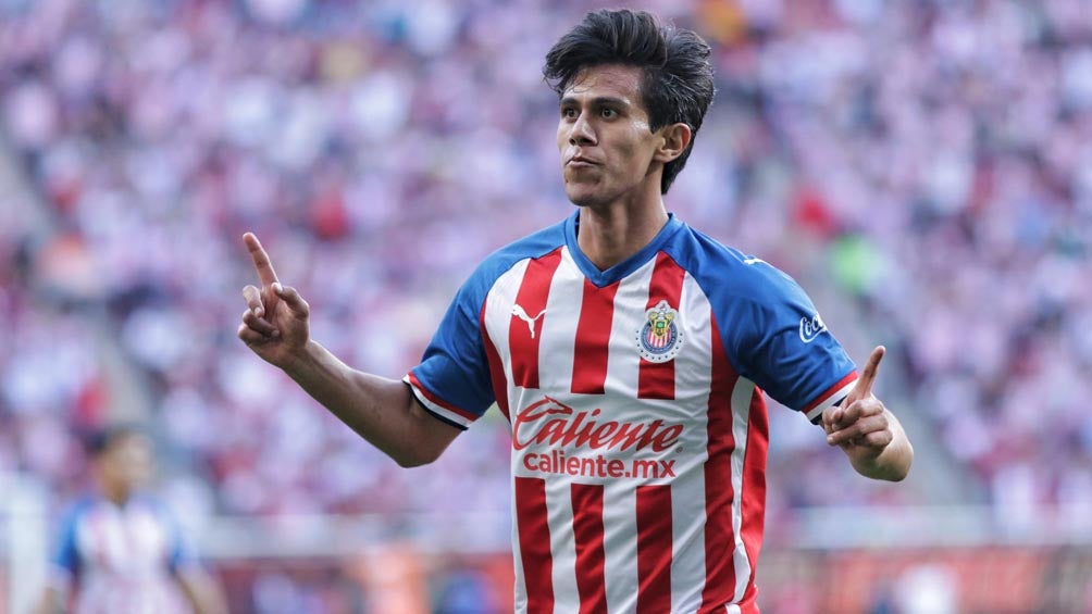 JJ Macías celebra una anotación con Chivas 