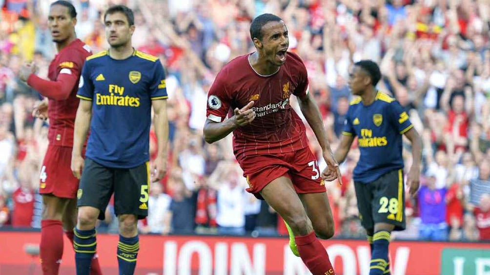 Joel Matip celebra una anotación en la Premier League 