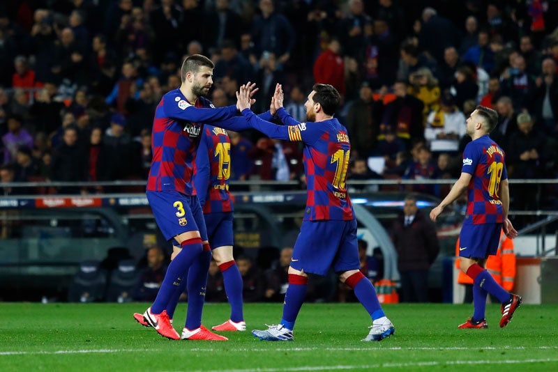 Piqué y Messi se saludan en la cancha