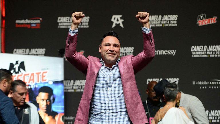 Óscar de la Hoya en una conferencia de prensa