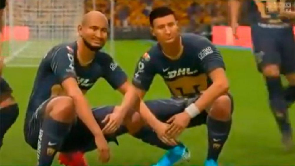 Carlos González celebra un gol virtual con Pumas