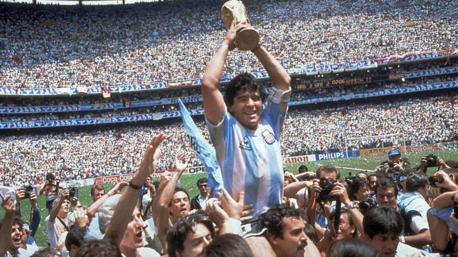 Diego Maradona alzando la Copa del Mundo en 1986