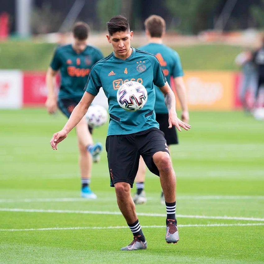 Edson Álvarez durante un entrenamiento con Ajax