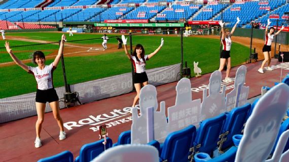 Porristas ponen el ambiente con la afición