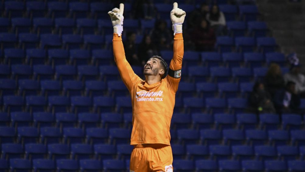 Gil Alcalá celebrando con Gallos