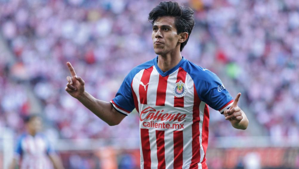 José Juan Macías celebrando una anotación con Chivas