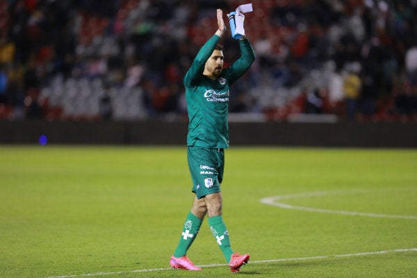 Gil Alcalá celebrando con Gallos