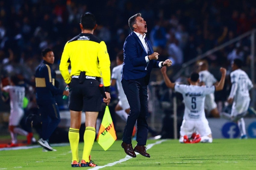 Míchel durante un partido con Pumas