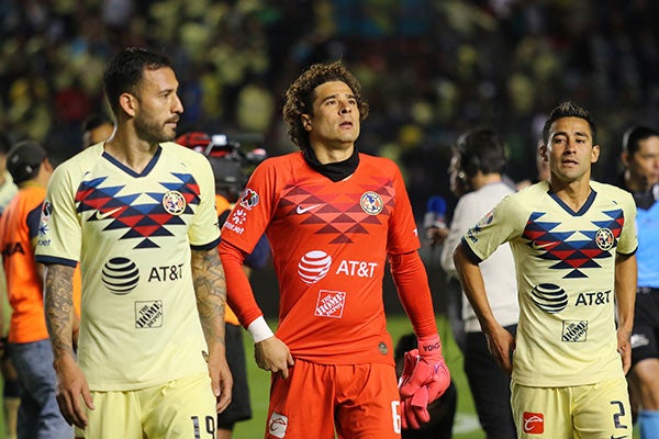 El portero junto a jugadores de América en un partido