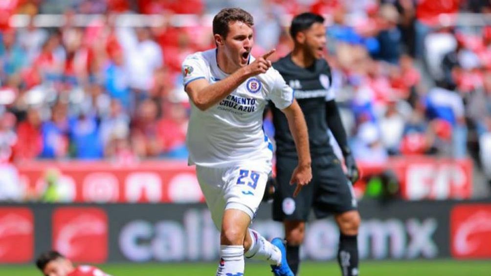 Santiago Giménez celebra una anotación con Cruz Azul