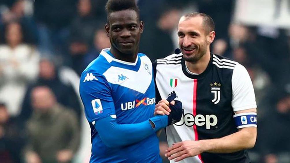 Balotelli y Chiellini, durante un juego