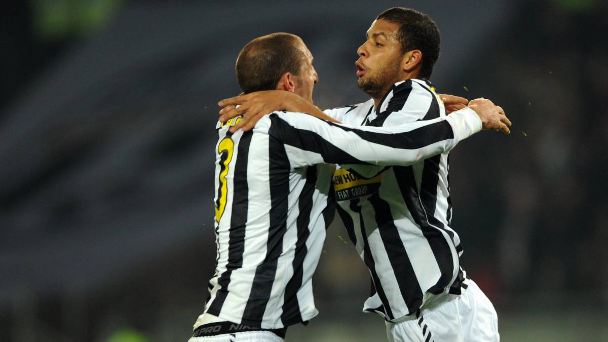 Chiellini y Felipe Melo celbran una anotación de la Juve