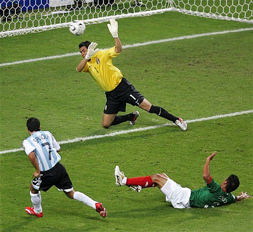 Oswaldo en partido contra Argentina