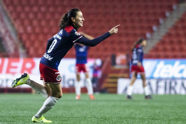 Tania Morales en acción con Chivas