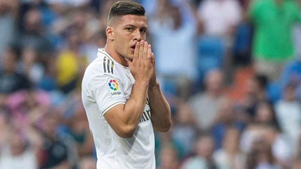 Luka Jovic durante un duelo con el Real Madrid 