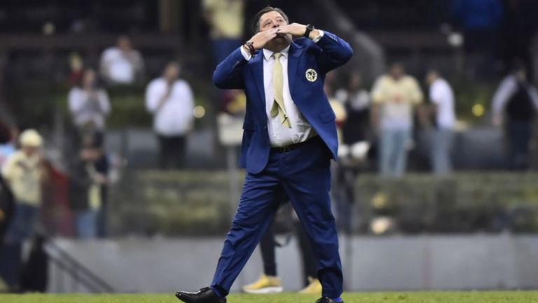 Herrera celebra un triunfo en el Estadio Azteca