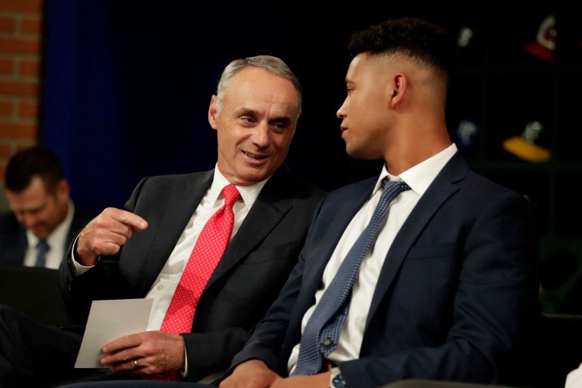 Rob Manfred platica junto a Brennan Malone