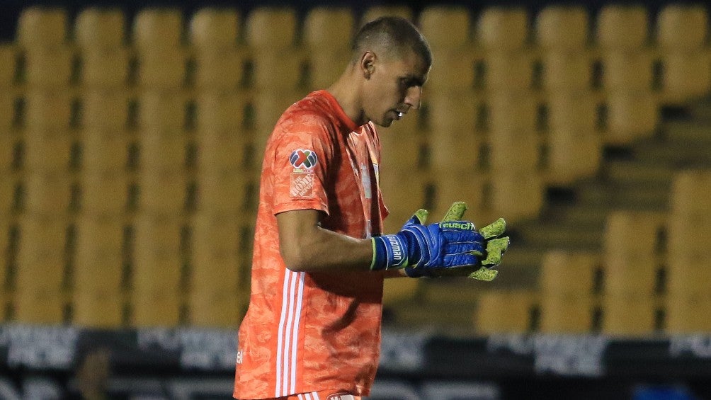 Nahuel Guzmán durante un partido con Tigres