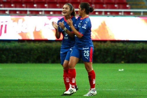 Jugadoras regias celebran un gol