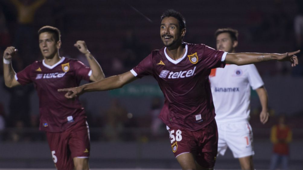 Taufic Guarch celebra un gol con Tecos