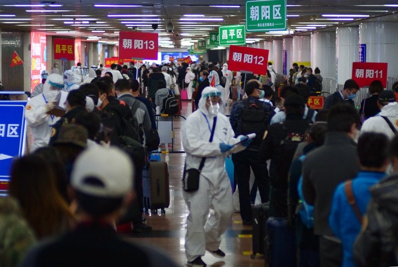 Ciudadanos de Wuhan en aeropuerto