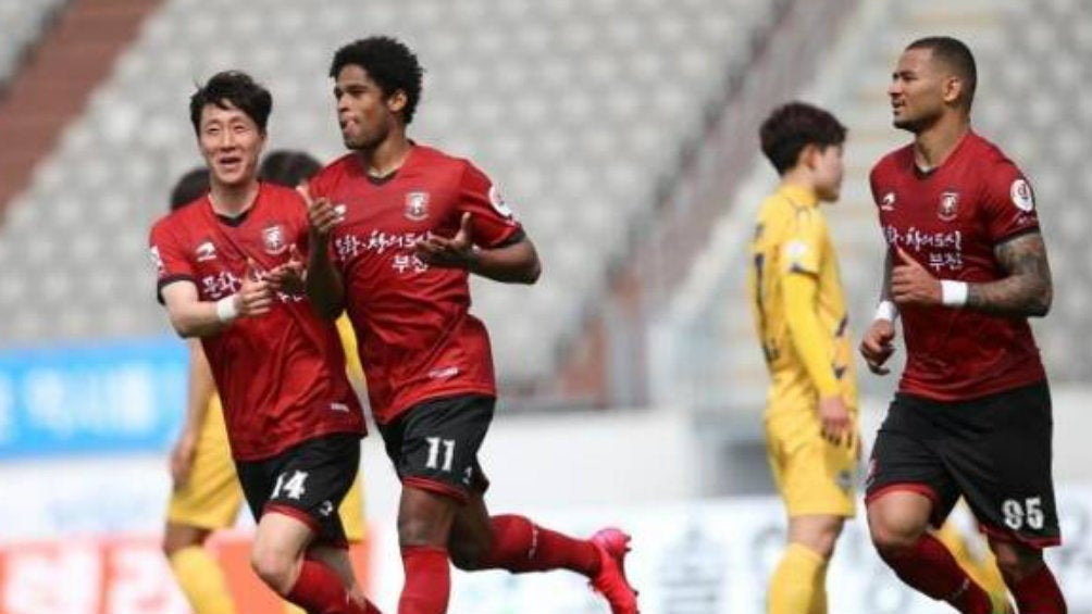 VIDEO: Árbitro se negó a dar la mano a jugador, por temor a coronavirus en Liga de Corea