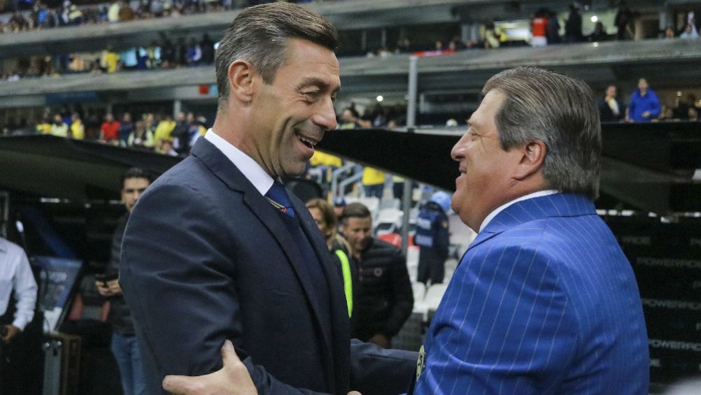 Pedro Caixinha y Miguel Herrera en saludo