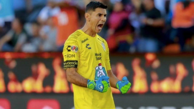 Oscar Ustari celebra un gol de Pachuca 