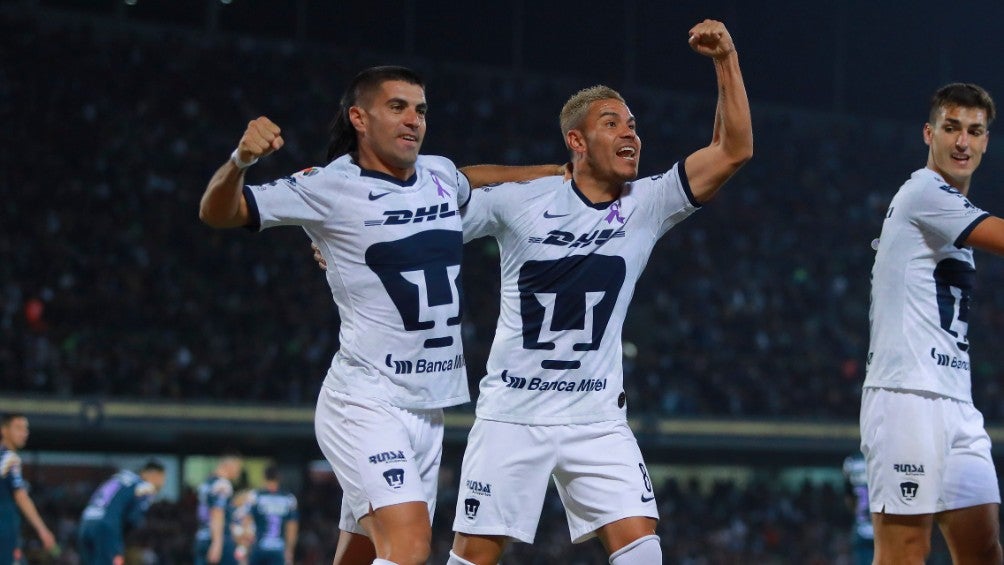 Jugadores de Pumas celebrando un gol