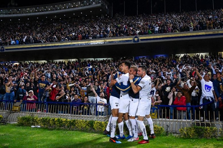 Jugadores de Pumas celebrando un gol