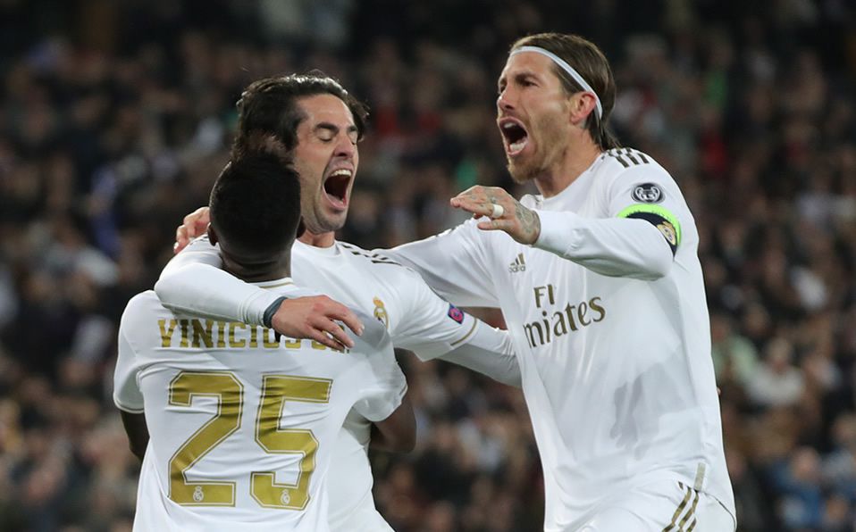 Sergio Ramos celebrando un gol junto a Isco y Vinícius Jr.