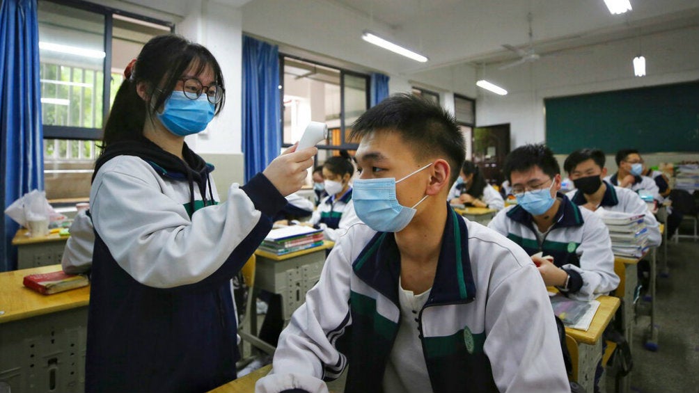 Jóvenes en una escuela de Wuhan