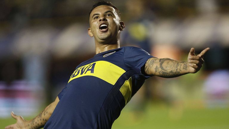 Edwin Cardona celebra una anotación con Boca Juniors 