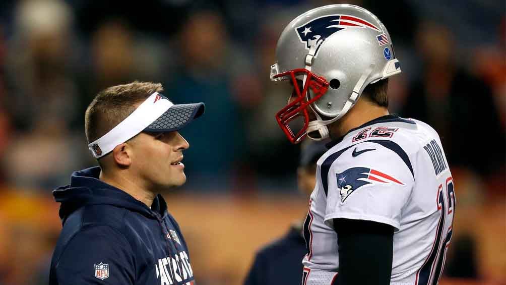 Josh McDaniels y Tom Brady, durante un juego de New England