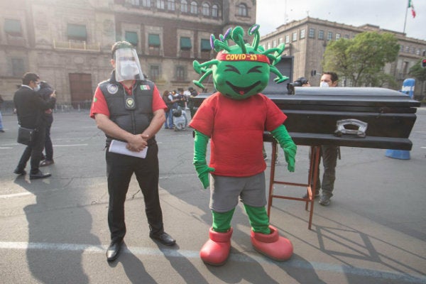 Botarga y ataúd en protesta en Palacio Nacional