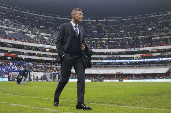 Pedro Caixinha como técnico de Cruz Azul en el Azteca