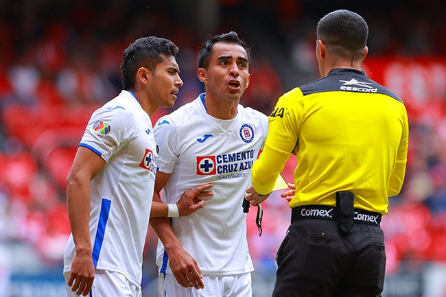 Baca reclama al árbitro en un juego de Cruz Azul