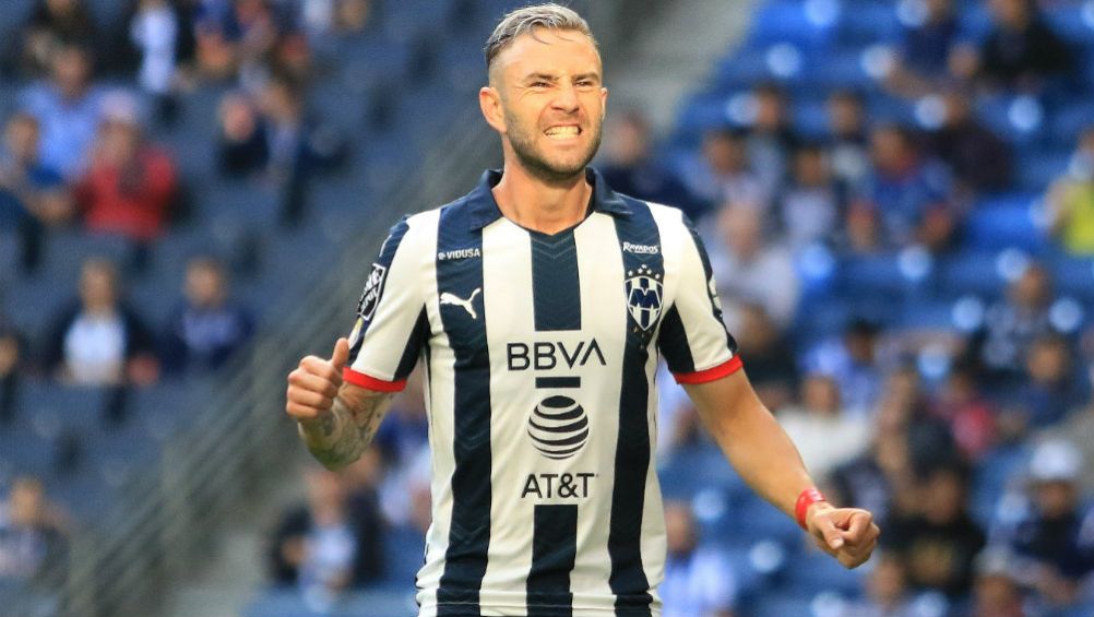 Miguel Layún en acción con Rayados