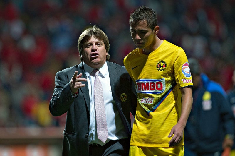 Miguel Herrera con Paul Aguilar