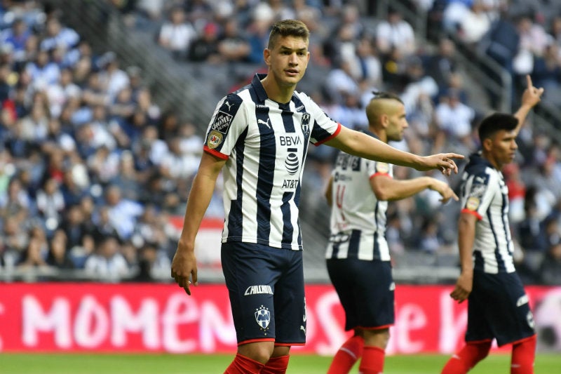 Cachorro en partido con Rayados