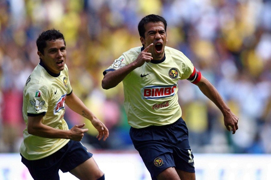 Pável Pardo celebrando un gol con América